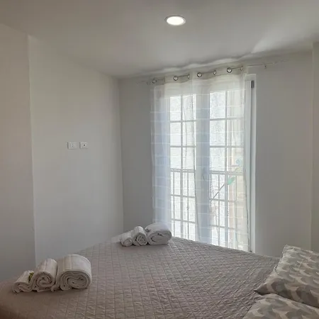 Chiara 5 كايرو مونتينوت